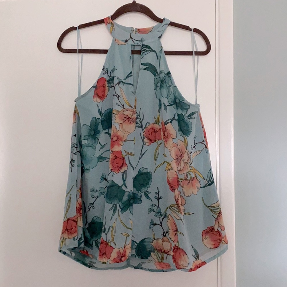 Keyhole tank with zipper back